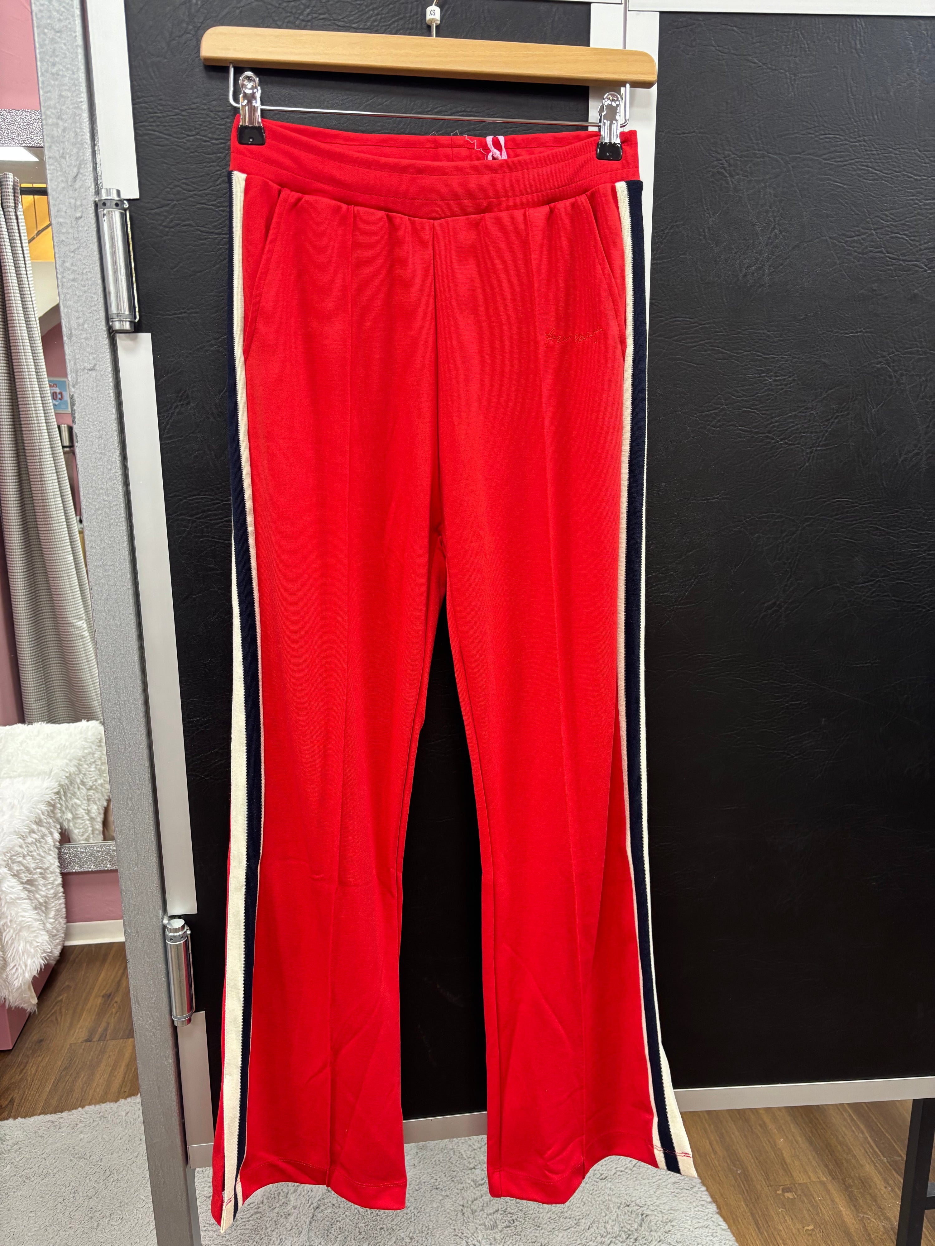 Hose Galonstreifen cherry-  The Shirt Project